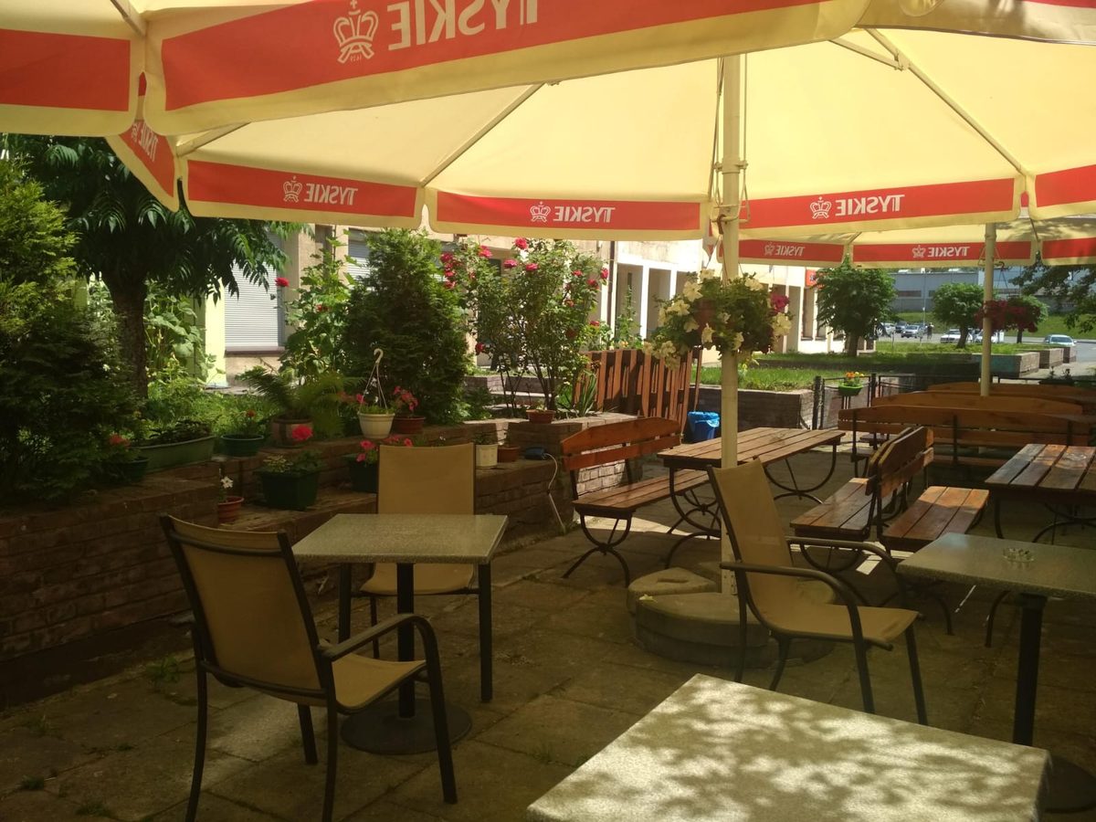 Ogródek piwny Bar Agawa Dąbrowa Górnicza, stoliki pod drzewami z parasolami